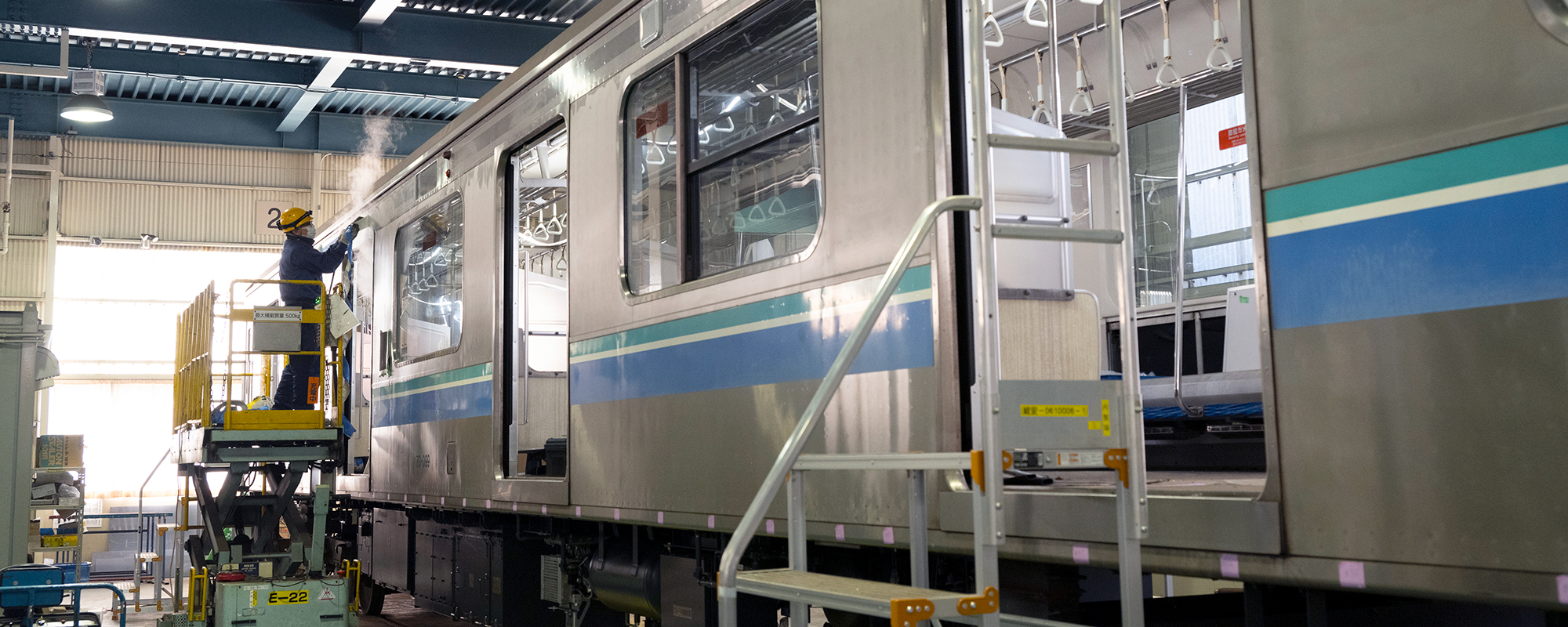 車両整備の作業風景