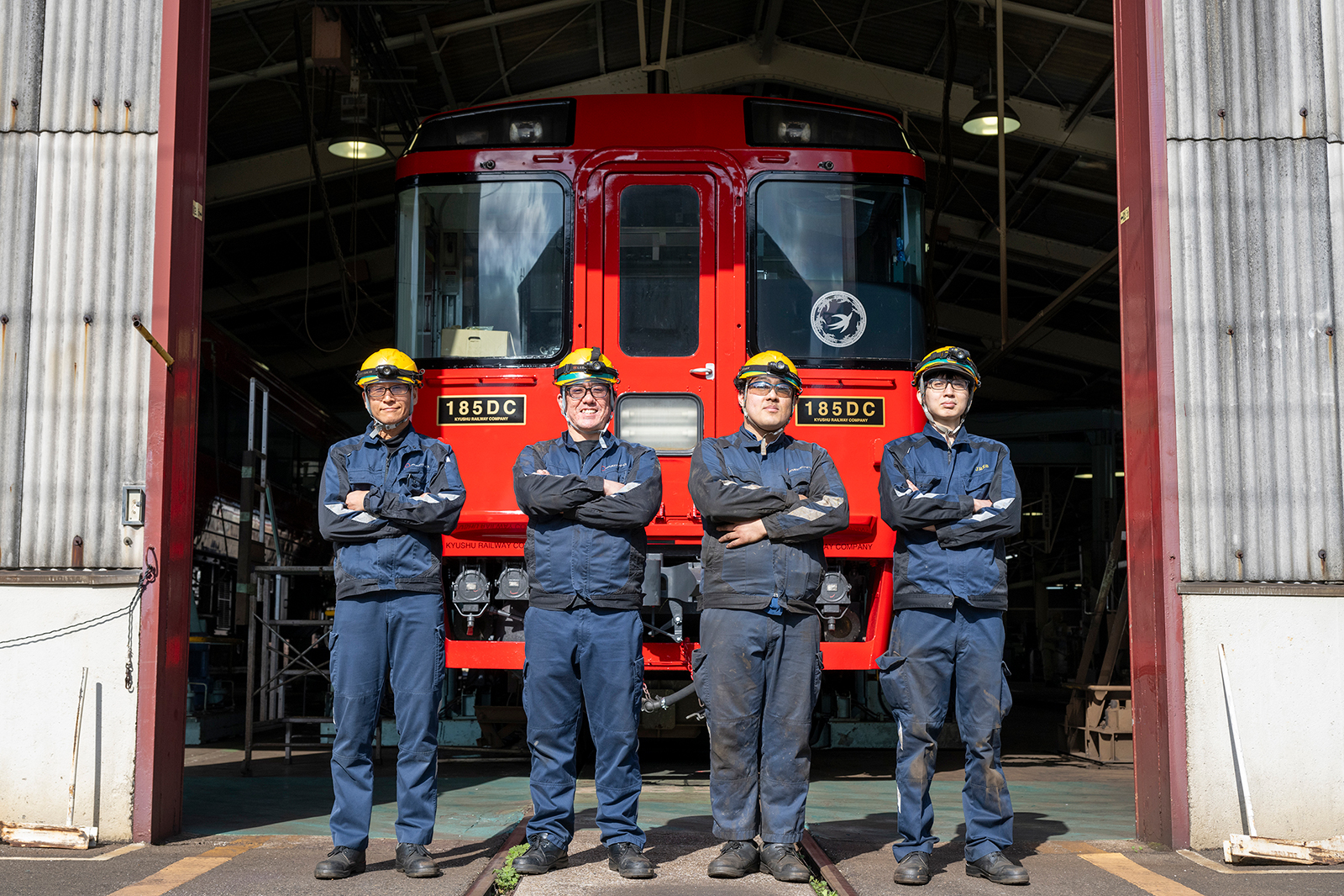 鉄道車両の前に立つ作業員