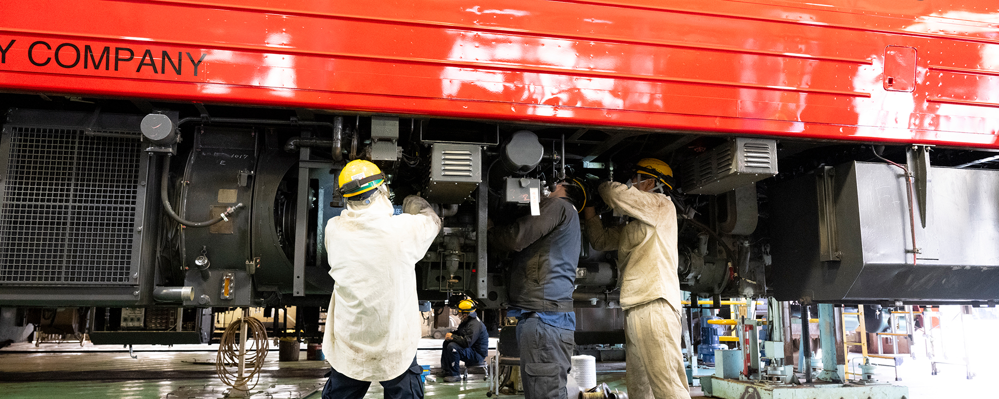 車両整備の作業風景